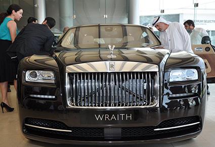 "رولز-رويس" تكشف عن سيارة WRAITH من دبي